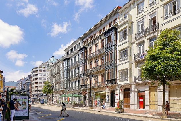 Foto 1 de Pis en venda a calle Uría de 5 habitacions amb terrassa i balcó