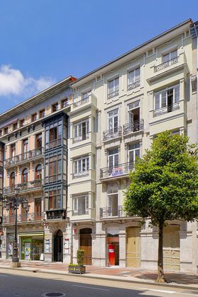 Foto 2 de Pis en venda a calle Uría de 5 habitacions amb terrassa i balcó