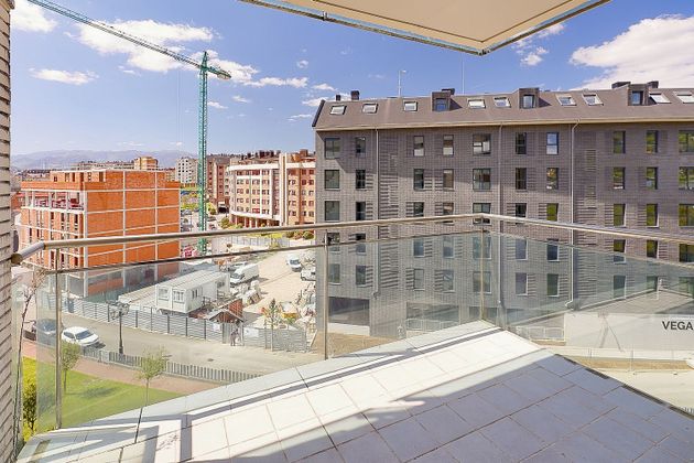 Foto 1 de Venta de piso en calle Viseu de 2 habitaciones con terraza y garaje