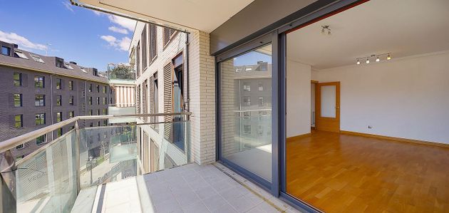Foto 2 de Venta de piso en calle Viseu de 2 habitaciones con terraza y garaje
