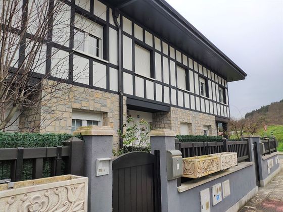 Foto 2 de Casa adossada en venda a calle Arrankudiaga de 4 habitacions amb terrassa i jardí