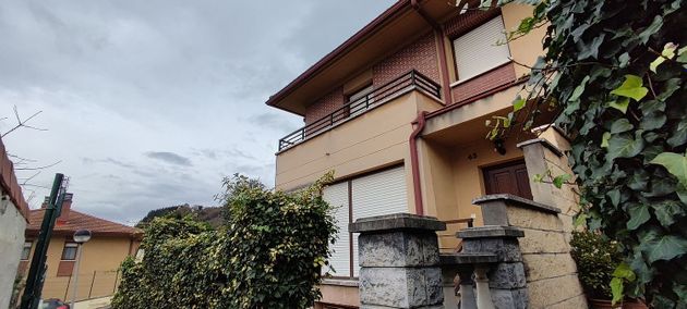 Foto 2 de Casa adossada en venda a calle Atxeta de 4 habitacions amb terrassa i garatge