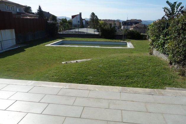 Foto 2 de Casa adosada en venta en Sanxenxo de 5 habitaciones con terraza y piscina
