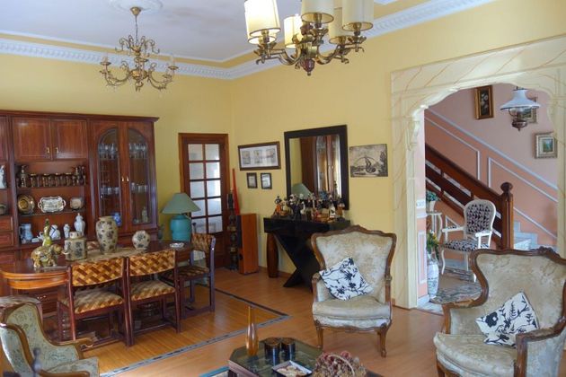 Foto 1 de Casa adossada en venda a calle Benigno Santos de 5 habitacions amb terrassa i jardí