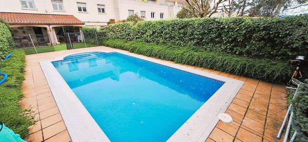 Foto 1 de Casa adosada en venta en calle Aranegi de 4 habitaciones con terraza y piscina