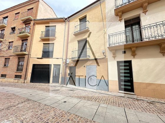 Foto 1 de Pis en venda a calle De Sor Ignacia Idoate de 8 habitacions amb terrassa i jardí
