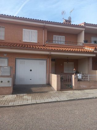 Foto 2 de Casa adosada en venta en calle Lavanda de 4 habitaciones con terraza y garaje