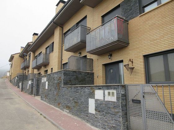 Foto 2 de Casa adossada en venda a calle Eras de 3 habitacions amb terrassa i piscina