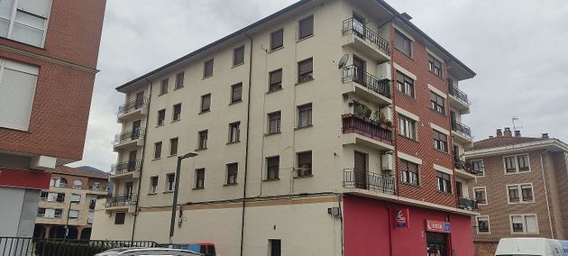 Foto 2 de Pis en venda a calle Gorbeia de 4 habitacions amb balcó i calefacció