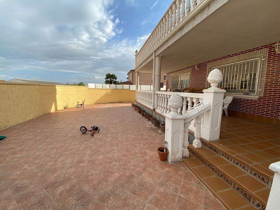 Foto 2 de Venta de casa en calle Petunia de 4 habitaciones con terraza y piscina