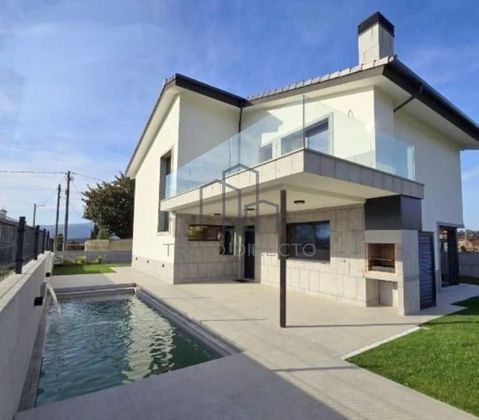 Foto 1 de Chalet en venta en Redondela de 4 habitaciones con terraza y piscina