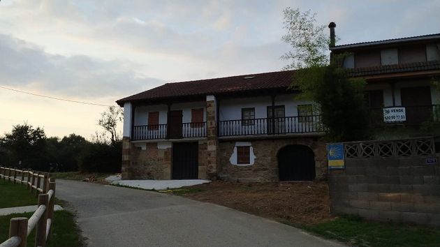 Foto 2 de Casa en venda a calle El Cagigal de 4 habitacions amb terrassa i jardí