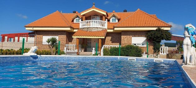 Foto 1 de Chalet en venta en Bareyo de 5 habitaciones con terraza y piscina