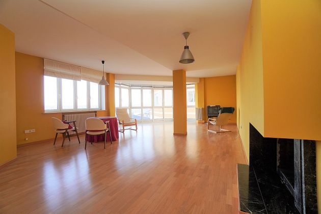 Foto 1 de Venta de piso en Recatelo - O Carme de 4 habitaciones con garaje y ascensor