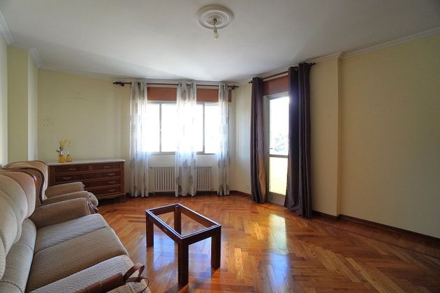 Foto 1 de Venta de piso en Recatelo - O Carme de 4 habitaciones con garaje y balcón