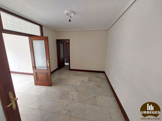 Foto 2 de Piso en venta en San Ignacio-Elorrieta de 3 habitaciones con balcón y calefacción