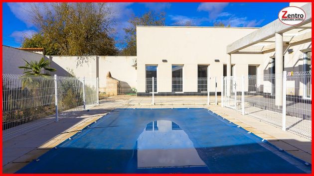 Foto 1 de Venta de chalet en Alcázar de San Juan de 4 habitaciones con terraza y piscina