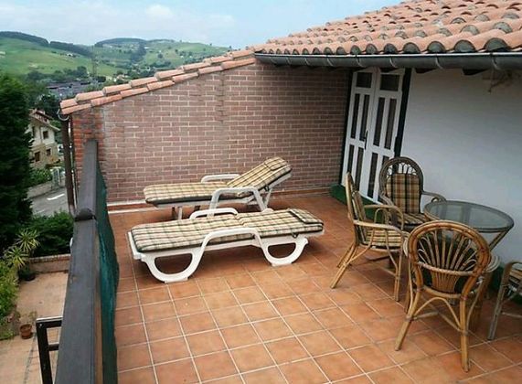 Foto 2 de Casa adossada en venda a Meruelo de 5 habitacions amb terrassa i jardí