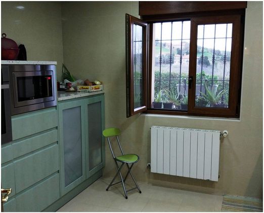 Foto 2 de Chalet en venta en Polanco de 4 habitaciones con jardín y calefacción