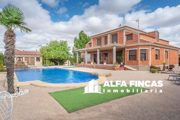 Foto 1 de Venta de chalet en Villarrobledo de 6 habitaciones con piscina y jardín