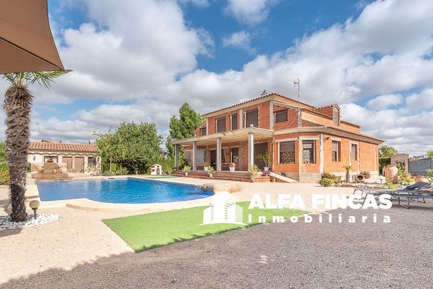 Foto 2 de Venta de chalet en Villarrobledo de 6 habitaciones con piscina y jardín