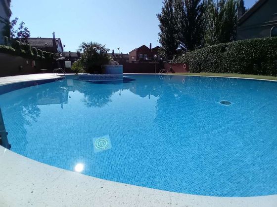 Foto 1 de Casa adossada en venda a Lardero de 4 habitacions amb terrassa i piscina