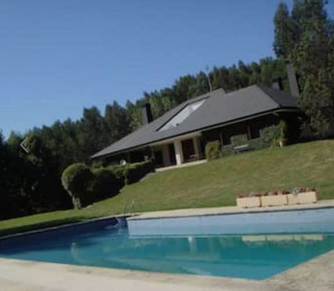 Foto 1 de Xalet en venda a calle Mendiondo de 7 habitacions amb terrassa i piscina