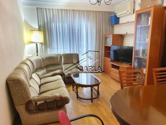 Foto 2 de Piso en alquiler en Salesas - Labradores de 3 habitaciones con muebles y balcón