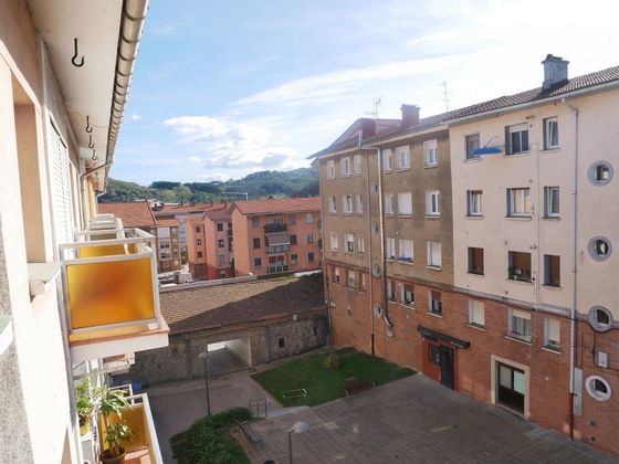 Foto 2 de Pis en venda a Basauri de 3 habitacions amb balcó i calefacció