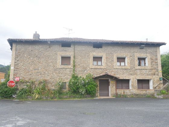 Foto 1 de Chalet en venta en Arrigorriaga de 6 habitaciones con terraza y jardín