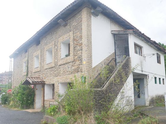 Foto 2 de Chalet en venta en Arrigorriaga de 6 habitaciones con terraza y jardín