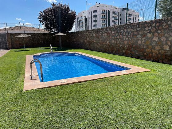 Foto 1 de Venta de casa adosada en Alcázar de San Juan de 3 habitaciones con piscina y garaje
