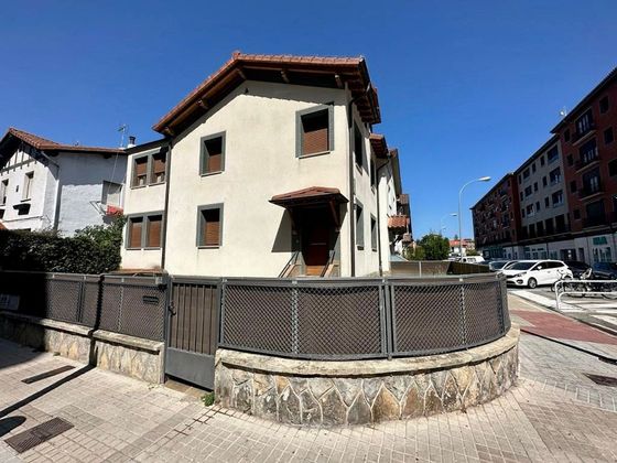 Foto 2 de Casa en venda a calle Aralar de 3 habitacions amb terrassa i garatge