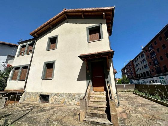 Foto 1 de Casa en venda a calle Aralar de 3 habitacions amb terrassa i garatge