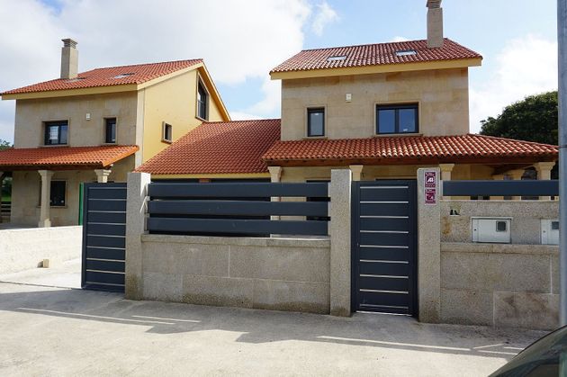 Foto 1 de Casa en venda a calle Ortoño de 4 habitacions amb terrassa i garatge
