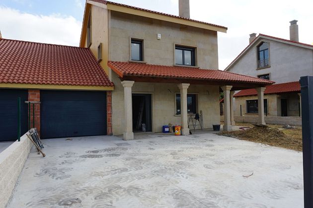 Foto 2 de Casa en venda a calle Ortoño de 4 habitacions amb terrassa i garatge