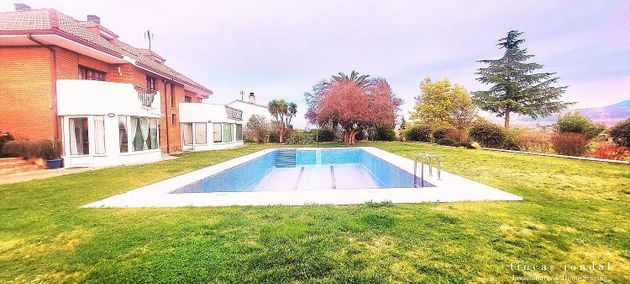 Foto 1 de Venta de chalet en Lardero de 6 habitaciones con terraza y piscina