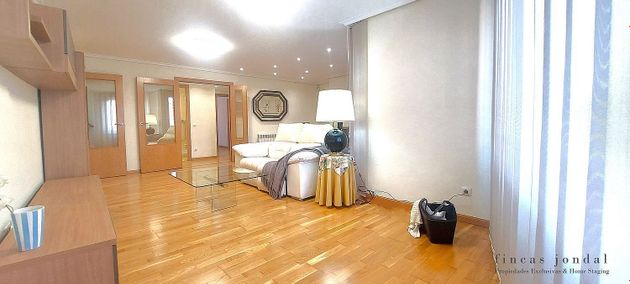 Foto 2 de Pis en venda a Lardero de 3 habitacions amb terrassa i garatge