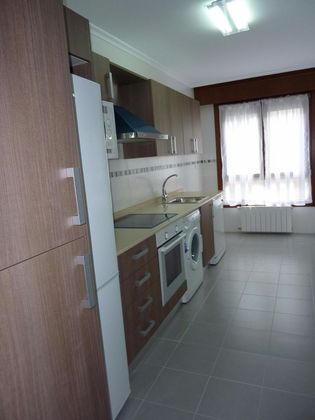Foto 2 de Venta de piso en calle Juan José Ruano de 2 habitaciones con garaje y calefacción