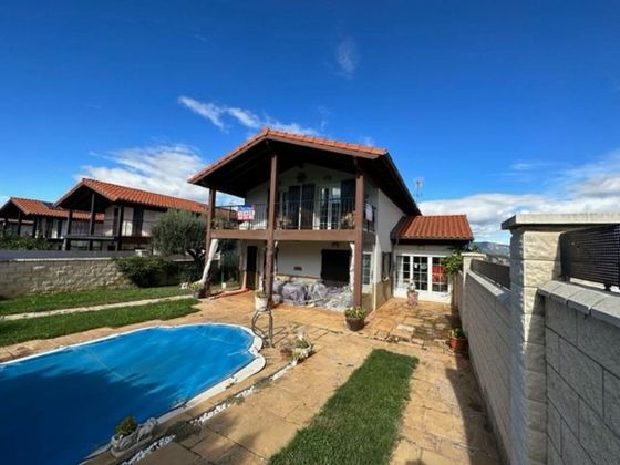 Foto 1 de Casa en venta en Ayegui de 4 habitaciones con terraza y piscina