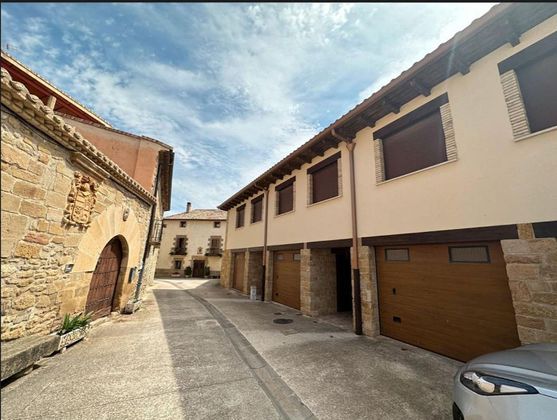 Foto 2 de Casa adossada en venda a calle Santa Engracia de 4 habitacions amb terrassa i garatge