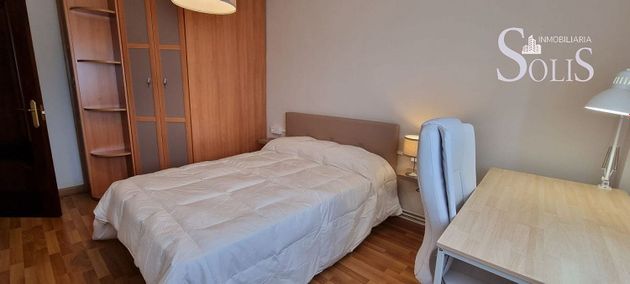 Foto 2 de Alquiler de piso en Tenderina Alta - Fozaneldi de 3 habitaciones con muebles y balcón