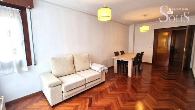 Foto 1 de Pis en lloguer a Ciudad Naranco de 3 habitacions amb terrassa i mobles