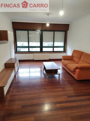 Foto 2 de Alquiler de piso en Zona de Plaza de Barcelos de 3 habitaciones con muebles y calefacción