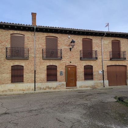 Foto 1 de Casa adossada en venda a Villarramiel de 7 habitacions amb garatge i balcó
