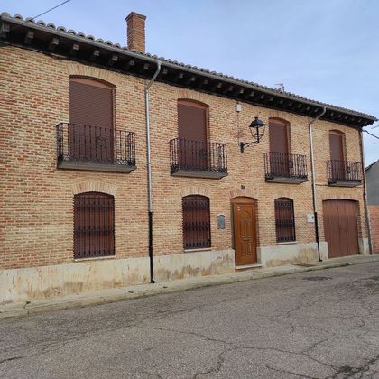 Foto 2 de Casa adossada en venda a Villarramiel de 7 habitacions amb garatge i balcó