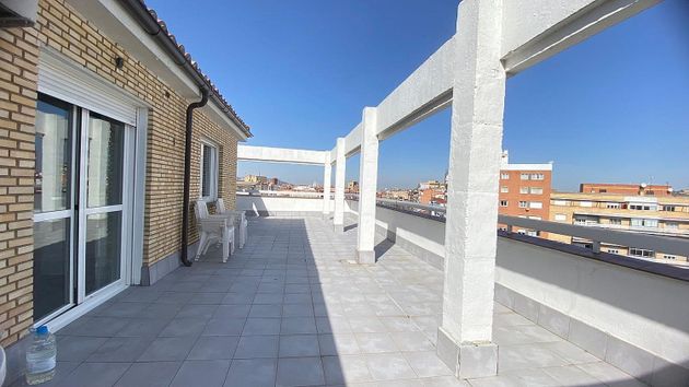 Foto 2 de Venta de ático en Campo de la Juventud de 2 habitaciones con terraza y aire acondicionado