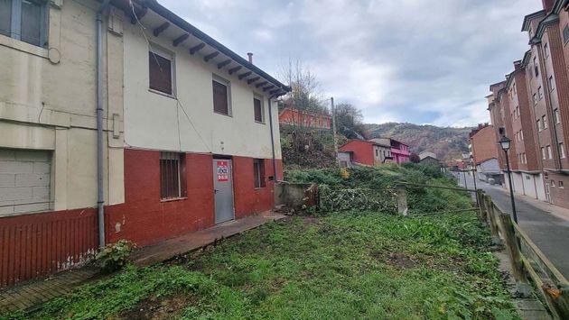 Foto 1 de Venta de casa en San Martín del Rey Aurelio de 4 habitaciones con jardín y calefacción