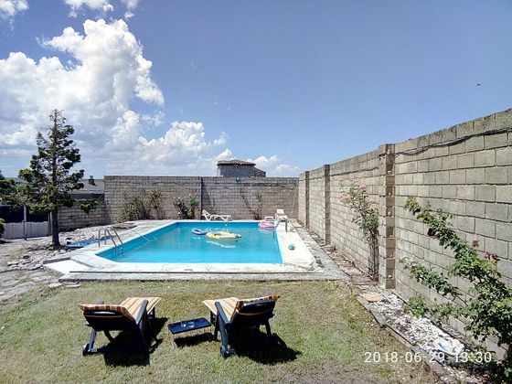 Foto 2 de Xalet en venda a Barrios de Colina de 2 habitacions amb piscina i garatge