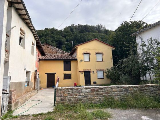 Foto 2 de Casa adossada en venda a Arenas de Iguña de 3 habitacions amb jardí